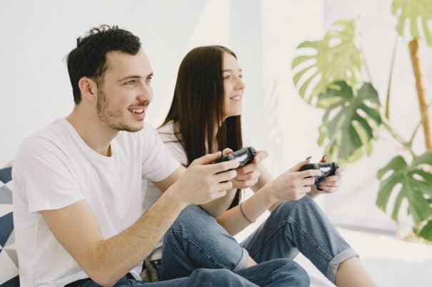 แฟนติดเกมจนไม่สนใจ ทำไงดี - couple home playing video games - ภาพที่ 9