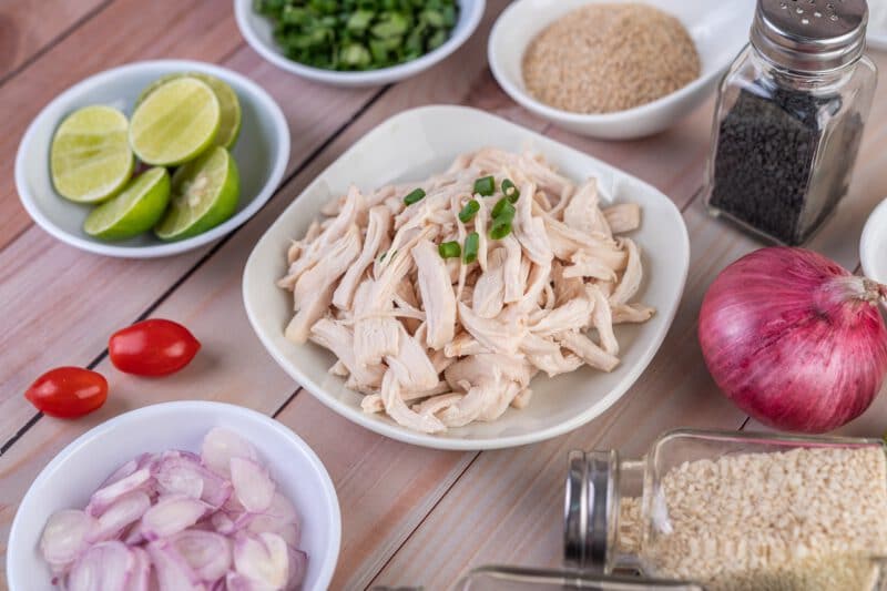 - boiled chicken cut into pieces white dish wooden table - ภาพที่ 5