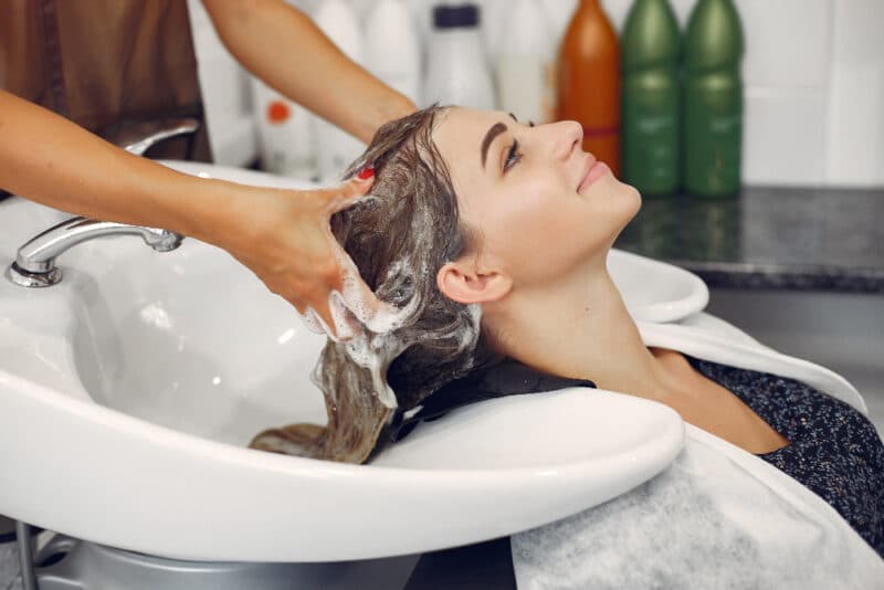 - woman washing head hairsalon - ภาพที่ 3