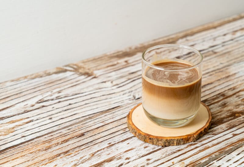 วิธีทำให้หายง่วง - vecteezy glass of latte coffee coffee with milk on wood background 2529707 - ภาพที่ 3