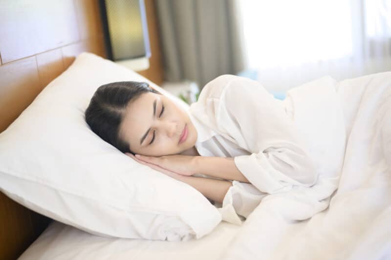 วิธีทำให้หายง่วง - vecteezy young beautiful woman sleeping in her bed at home 1329913 - ภาพที่ 15