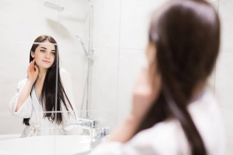 โรคหลงตัวเอง - beautiful young girl looking reflection mirror staying bathroom - ภาพที่ 9