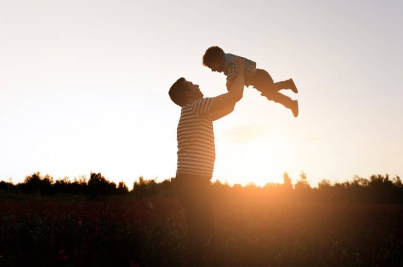 - father son playing park sunset time happy family having fun outdoor - ภาพที่ 3