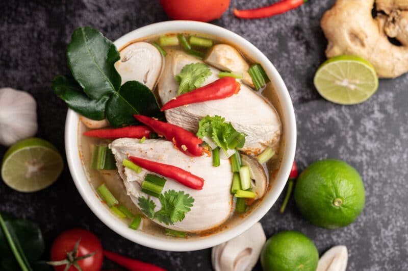 - tom yum chicken with chili coriander dried chili kaffir lime leaves mushroom lemongrass bowl - ภาพที่ 5