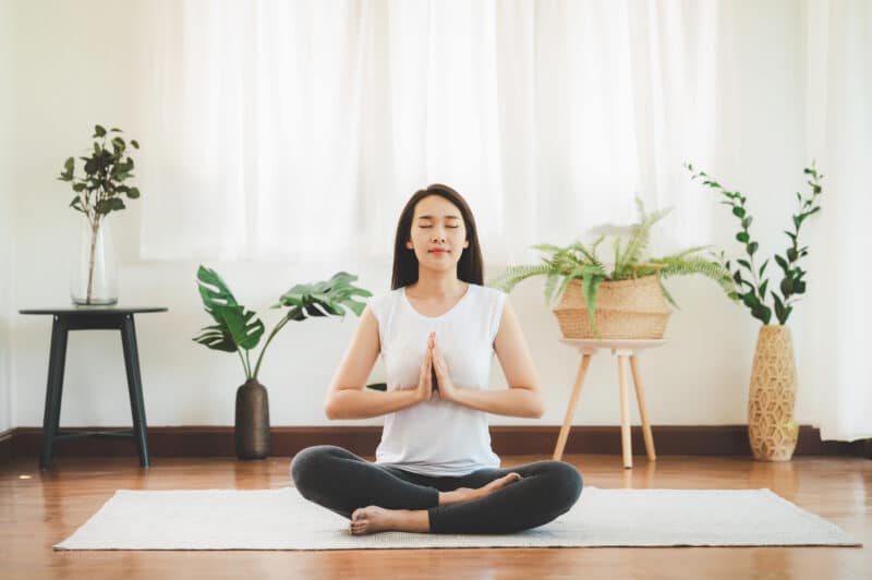 - vecteezy asian woman doing yoga meditation at home 1229279 - ภาพที่ 13
