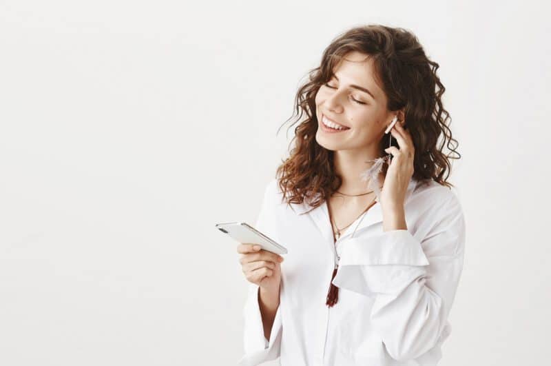 - attractive stylish woman listening music wireless earphones holding smartphone - ภาพที่ 7