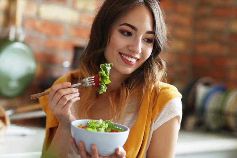 - beautiful young woman eating healthy salad - ภาพที่ 7