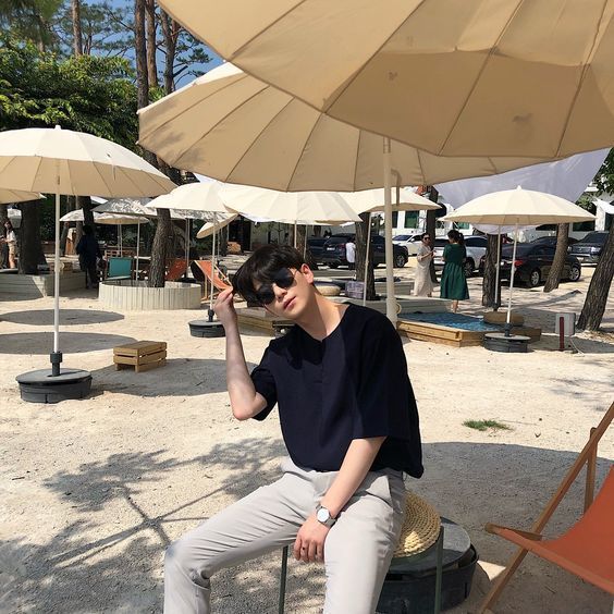 พาชม 20 ไอเดียโพสท่าถ่ายรูปร้านกาแฟ สำหรับผู้ชาย 20