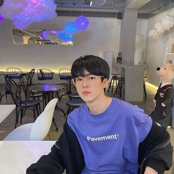 พาชม 20 ไอเดียโพสท่าถ่ายรูปร้านกาแฟ สำหรับผู้ชาย 15