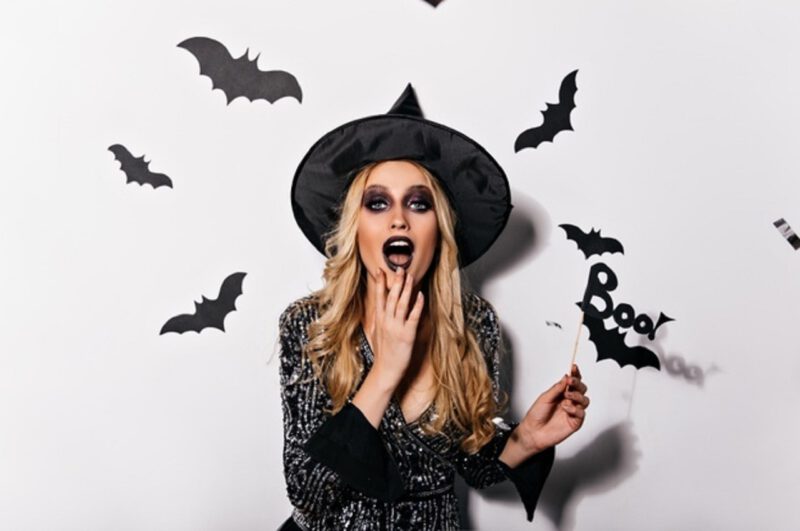 แต่งหน้าฮาโลวีน - interested blonde woman witch costume playfully posing white wall female vampire surrounded by bats 197531 15942 - ภาพที่ 5