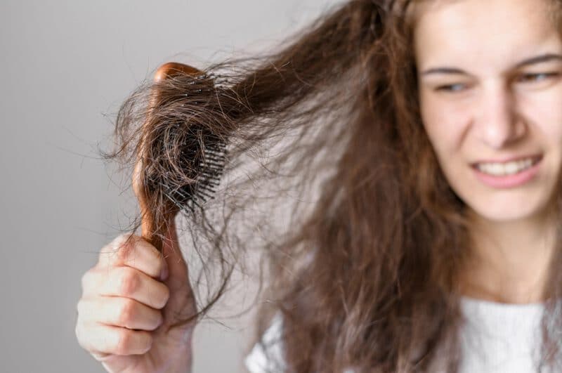 - woman struggling brush hair - ภาพที่ 7
