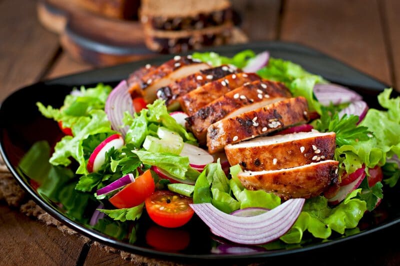 - fresh vegetable salad with grilled chicken breast - ภาพที่ 5