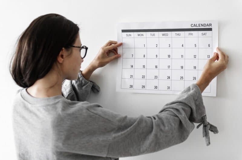 - woman checking calendar - ภาพที่ 4