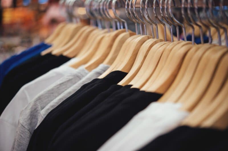 สีเสื้อมงคลประจำวัน ปี 2565 - shop clothing clothes shop hanger modern shop boutique - ภาพที่ 3