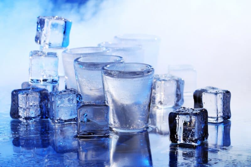 โรคติดน้ำแข็ง - frozen glasses with cold alochol drink - ภาพที่ 7