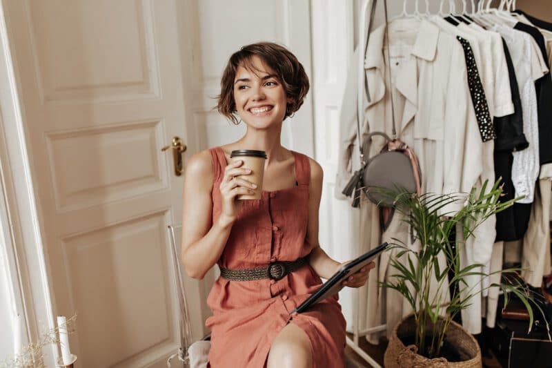 ตัดผมสั้น - happy beautiful short haired woman linen stylish dress drinks coffee looks away - ภาพที่ 8