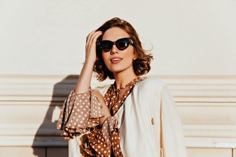 แต่งตัววินเทจ - lovely woman vintage outfit expressing interest outdoor shot glamorous happy girl sunglasses - ภาพที่ 2