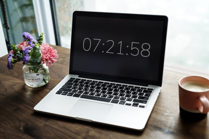 ความหมายของดอกไม้ - laptop wooden table with timer - ภาพที่ 3