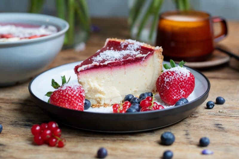 เนื้อเค้ก - closeup shot cheesecake with jelly decorated with strawberries berries - ภาพที่ 13