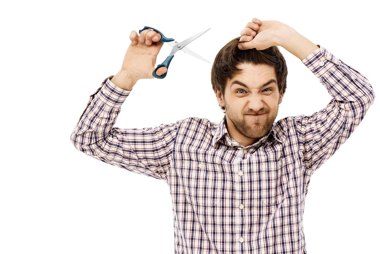 ทรงผมสั้นชาย - fed up guy cut own hair quarantine hold scissors - ภาพที่ 3