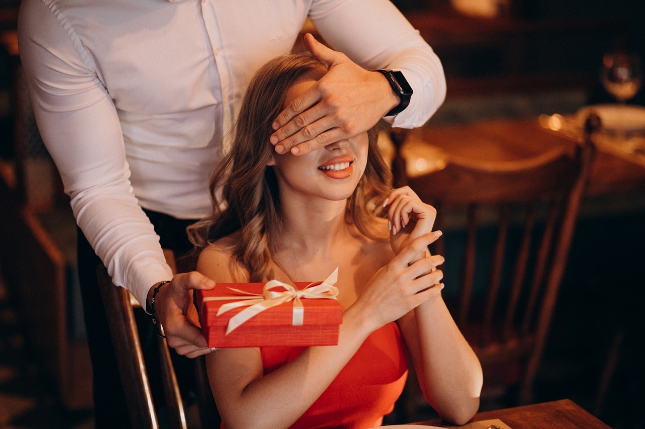 อวยพรวันเกิดแฟน - man giving gift box valentines day restaurant - ภาพที่ 7