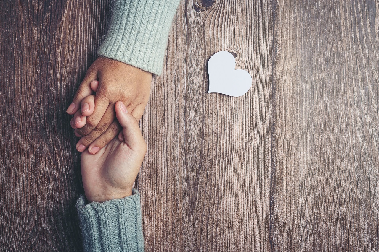 แคปชั่นความรัก - two people holding hands together with love warmth wooden table - ภาพที่ 5
