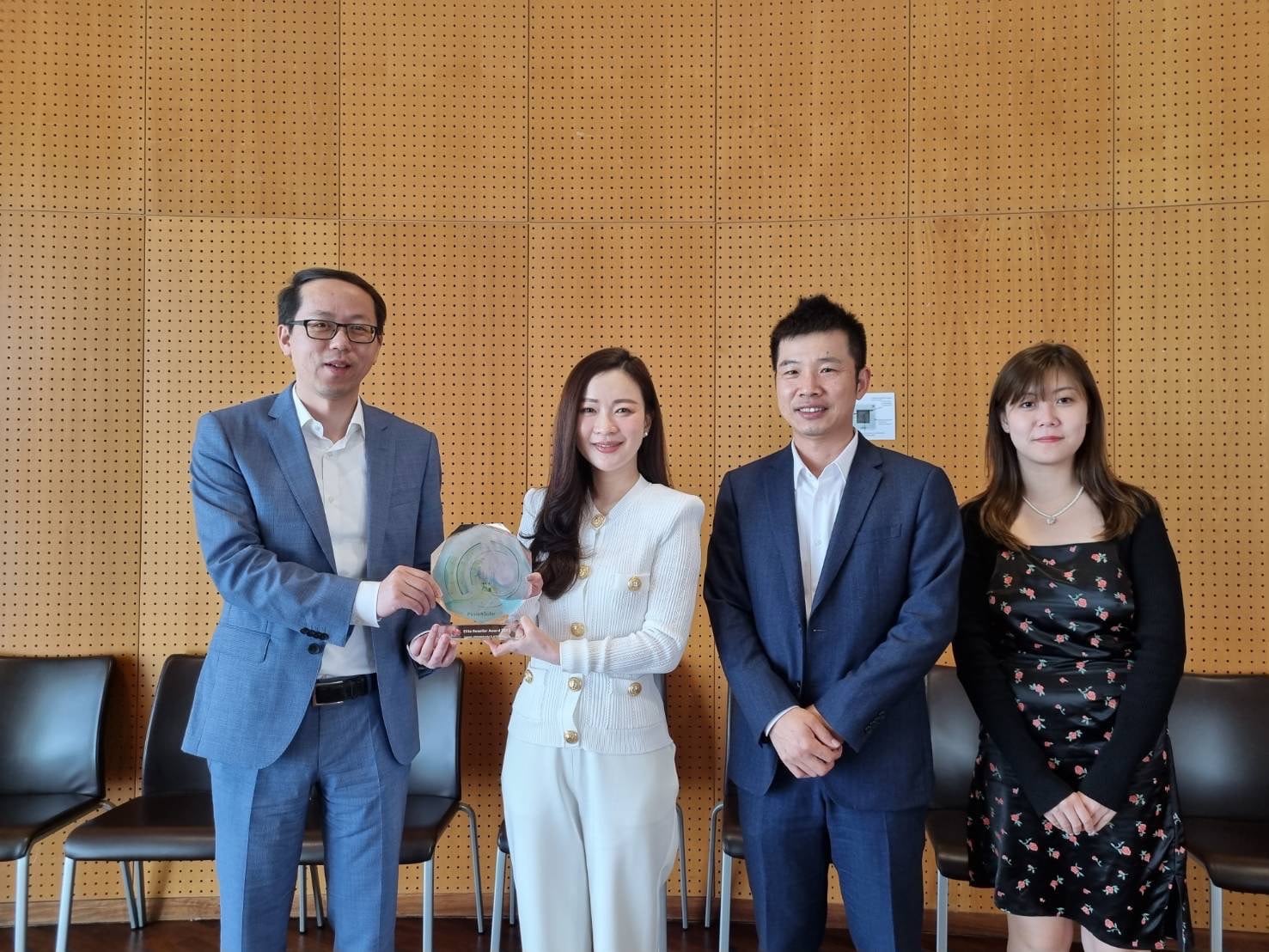 - 04. รับรางวัล Elite Reseller Award 2022 คุณนฤชล และคุณ Guoguang Chen CEO Smart PV ESS Business HUAWEI - ภาพที่ 3