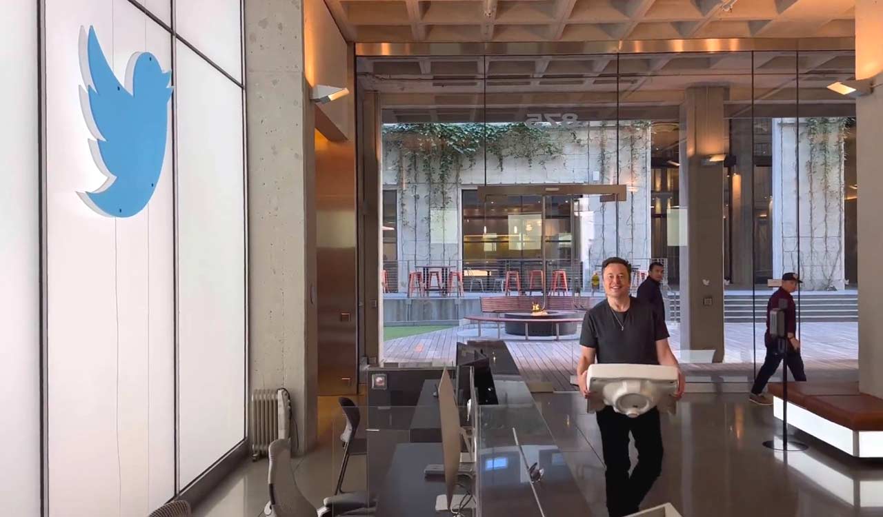 - Elon Musk visits Twitter HQ with a sink in his hand - ภาพที่ 1
