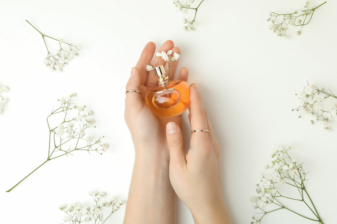 ฉีดน้ำหอม - concept female perfume white background - ภาพที่ 2