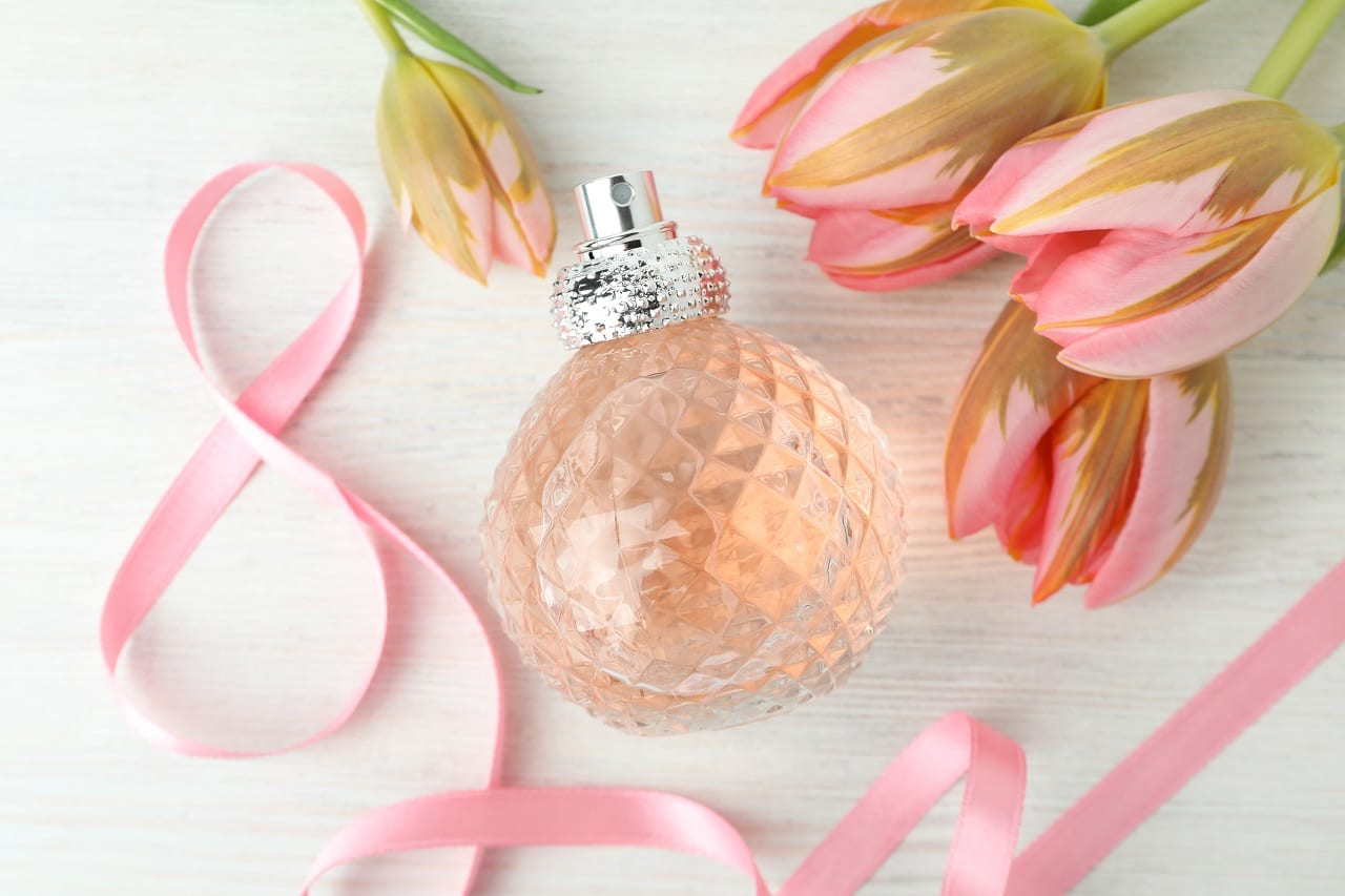 ฉีดน้ำหอม - concept fragrant flavored perfume close up - ภาพที่ 6