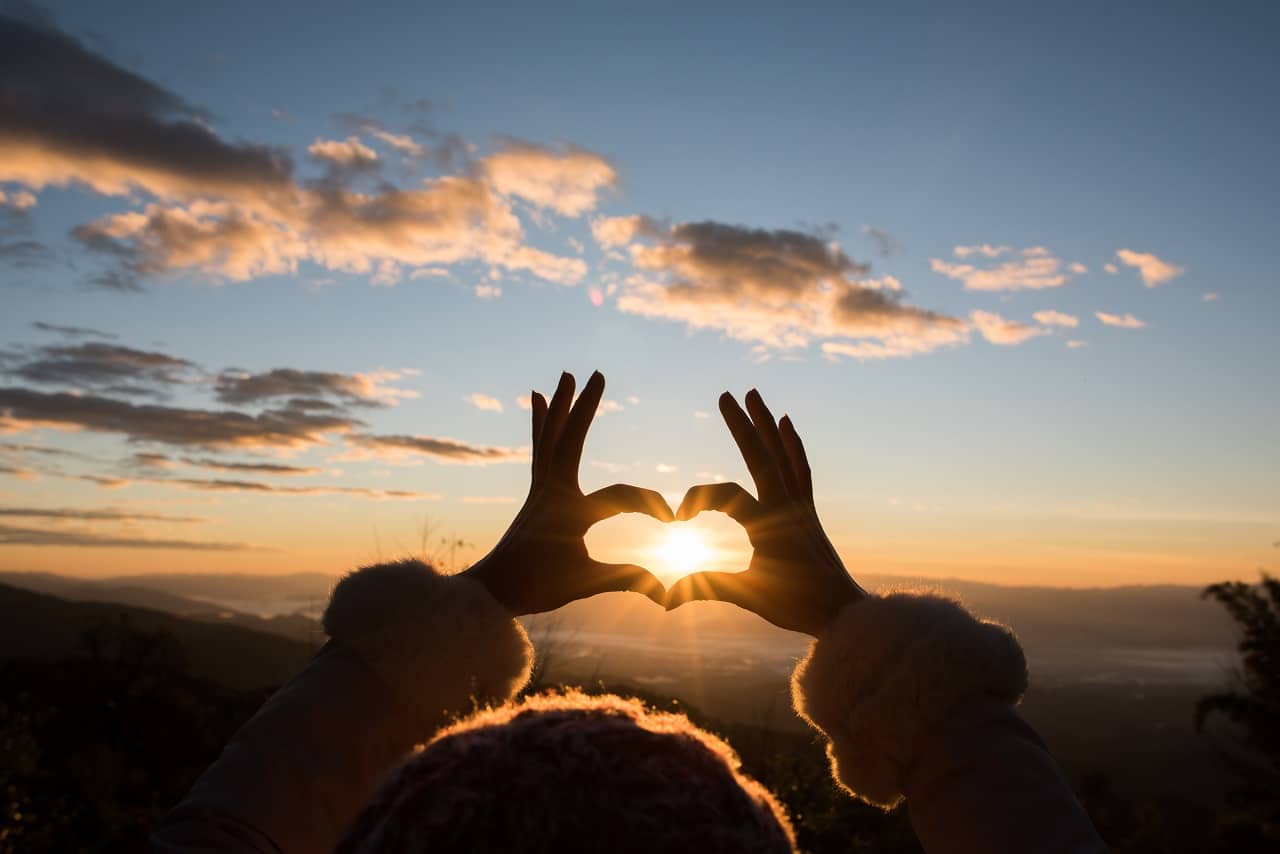 ความรักดีๆ - silhouette hands forming heart shape with sunrise - ภาพที่ 3