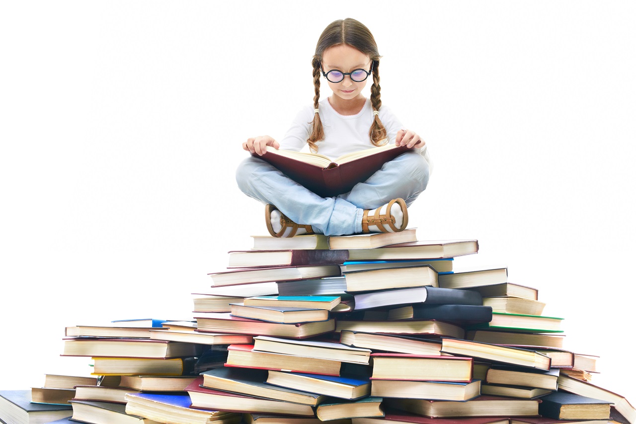 หนังสือน่าอ่าน - concentrated girl surrounded by books - ภาพที่ 2