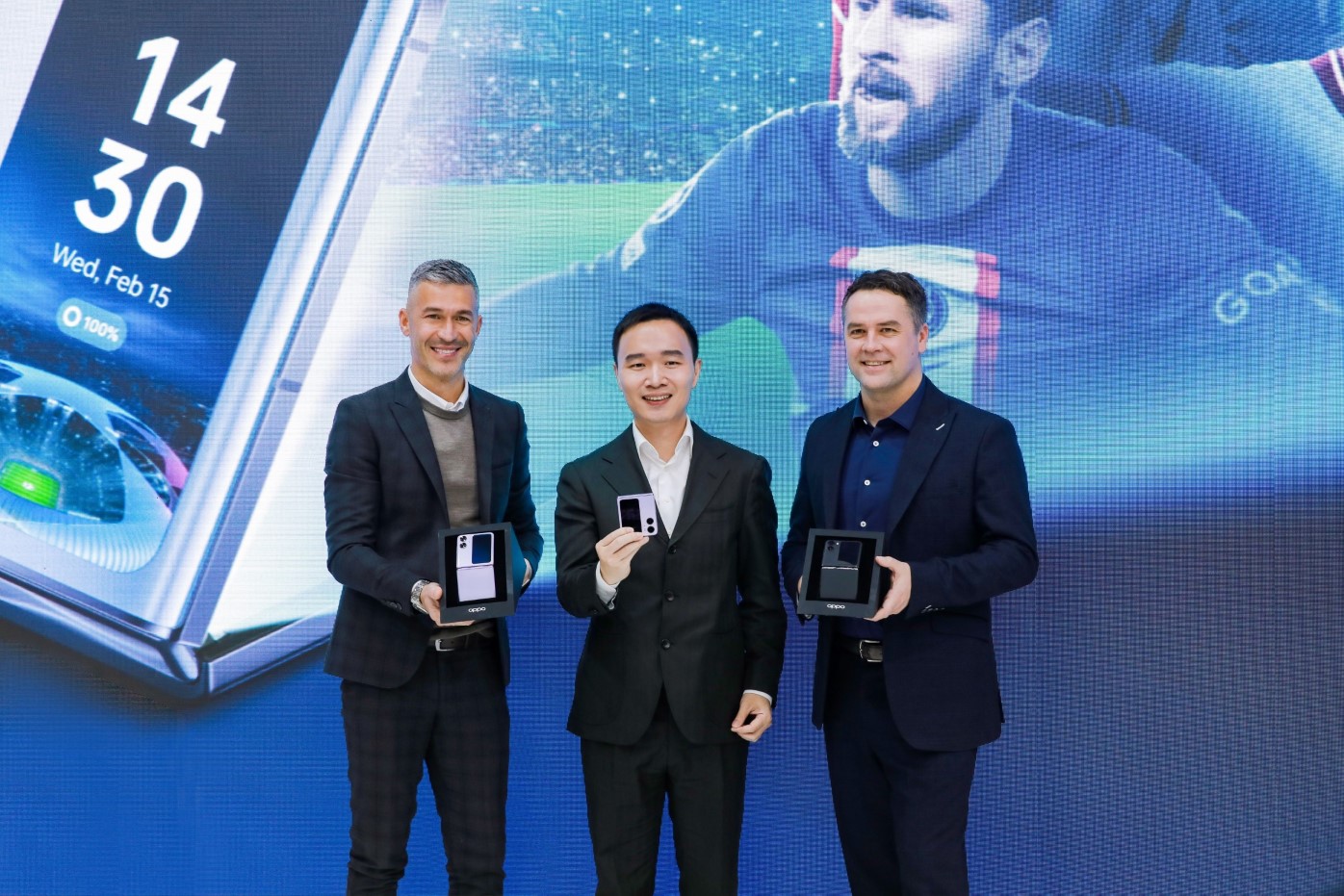 OPPO Find N2 Flip - 4 UEFA Champions League Ambassadors Michael Owen right and Luis Garcia left become the first global users of OPPO Find N2 Flip - ภาพที่ 9