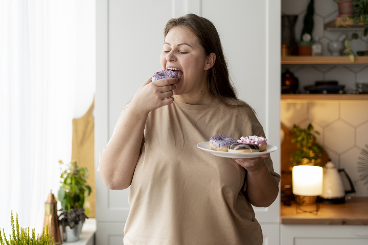 แคปชั่นคนอ้วน - person with eating disorder eating sweets - ภาพที่ 5
