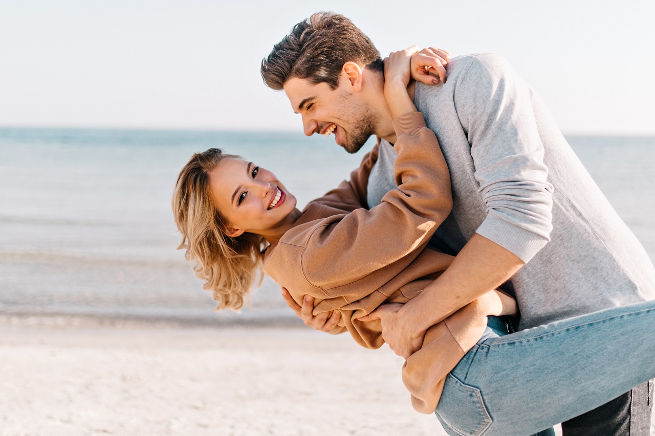 ประโยคบอกรัก - short haired blonde lady embracing husband beach outdoor portrait good humoured man dancing with girlfriend near ocean - ภาพที่ 5