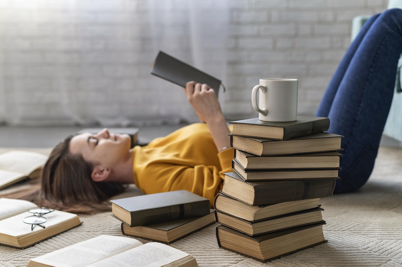 อ่านหนังสือ - medium shot woman reading - ภาพที่ 3