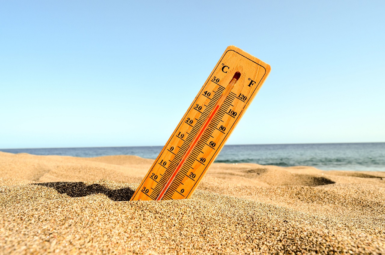 ฮีทสโตรก - closeup shot thermometer beach sand - ภาพที่ 3