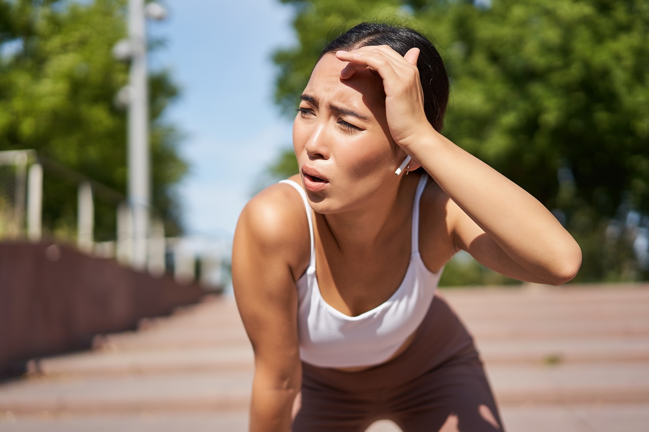 ฮีทสโตรก - tired young female runner asian girl taking break during workout stop jogging panting while breathin - ภาพที่ 5