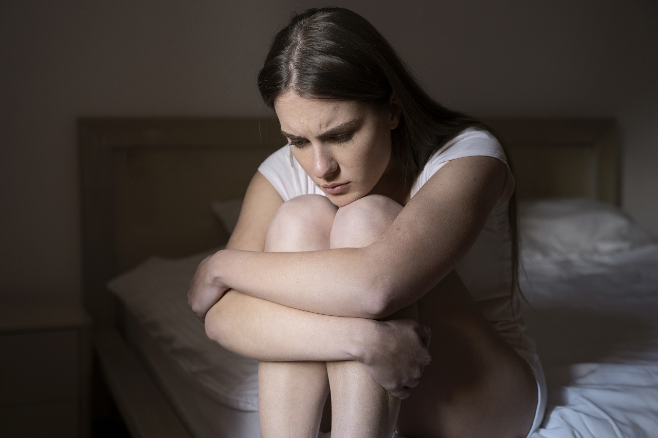 โรคกลัวความรัก - woman experiencing anxiety home side view - ภาพที่ 5