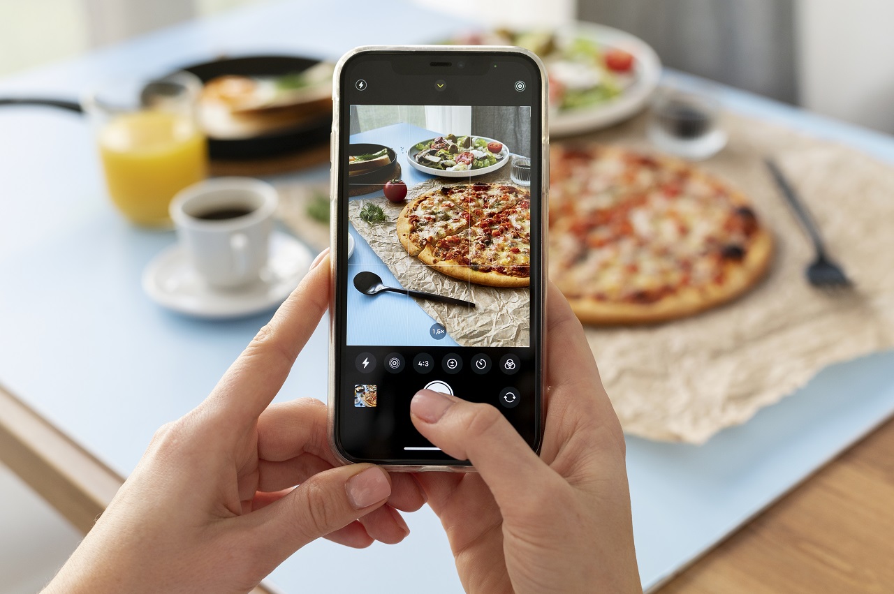 ถ่ายรูปอาหาร - female hands taking photo sliced pizza plate salad - ภาพที่ 11