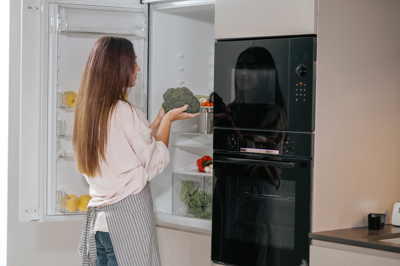 จัดระเบียบตู้เย็น - kitchen young housewife standing near fridge kitchen - ภาพที่ 4