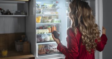 จัดระเบียบตู้เย็น - medium shot woman checking fridge night - ภาพที่ 1