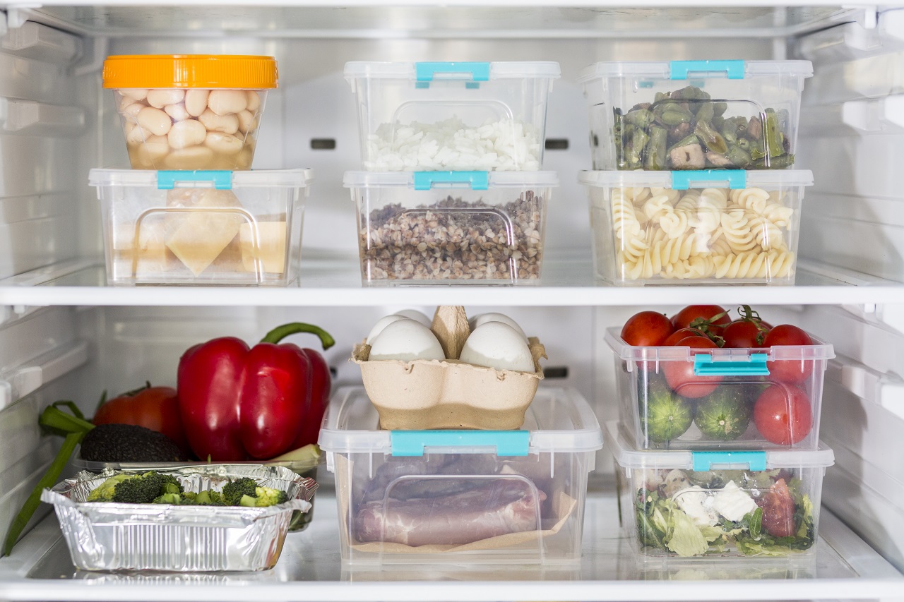 จัดระเบียบตู้เย็น - open fridge with plastic food containers vegetables - ภาพที่ 2