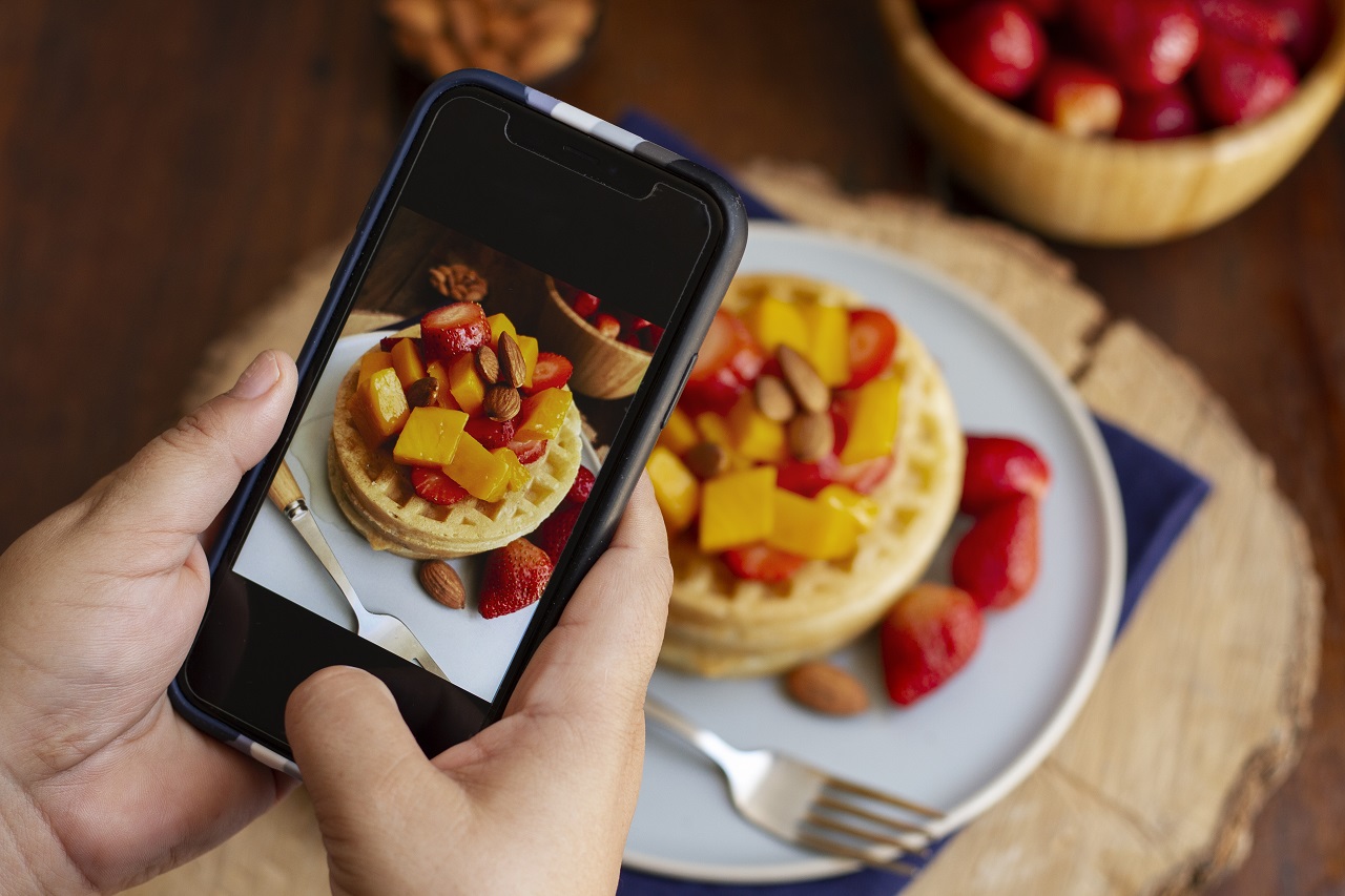 ถ่ายรูปอาหาร - person taking photo waffles strawberries with smartphone - ภาพที่ 7