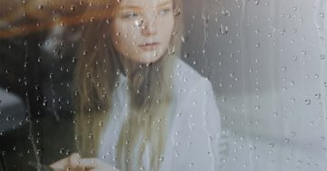 แคปชั่นฝนตก - rainy window background woman using phone Large - ภาพที่ 1