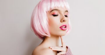 ผมสีพีช - beautiful dreamy woman wears pink peruke posing with eyes closed indoor photo charming female model with bright makeup periwig standing light wall Large - ภาพที่ 3
