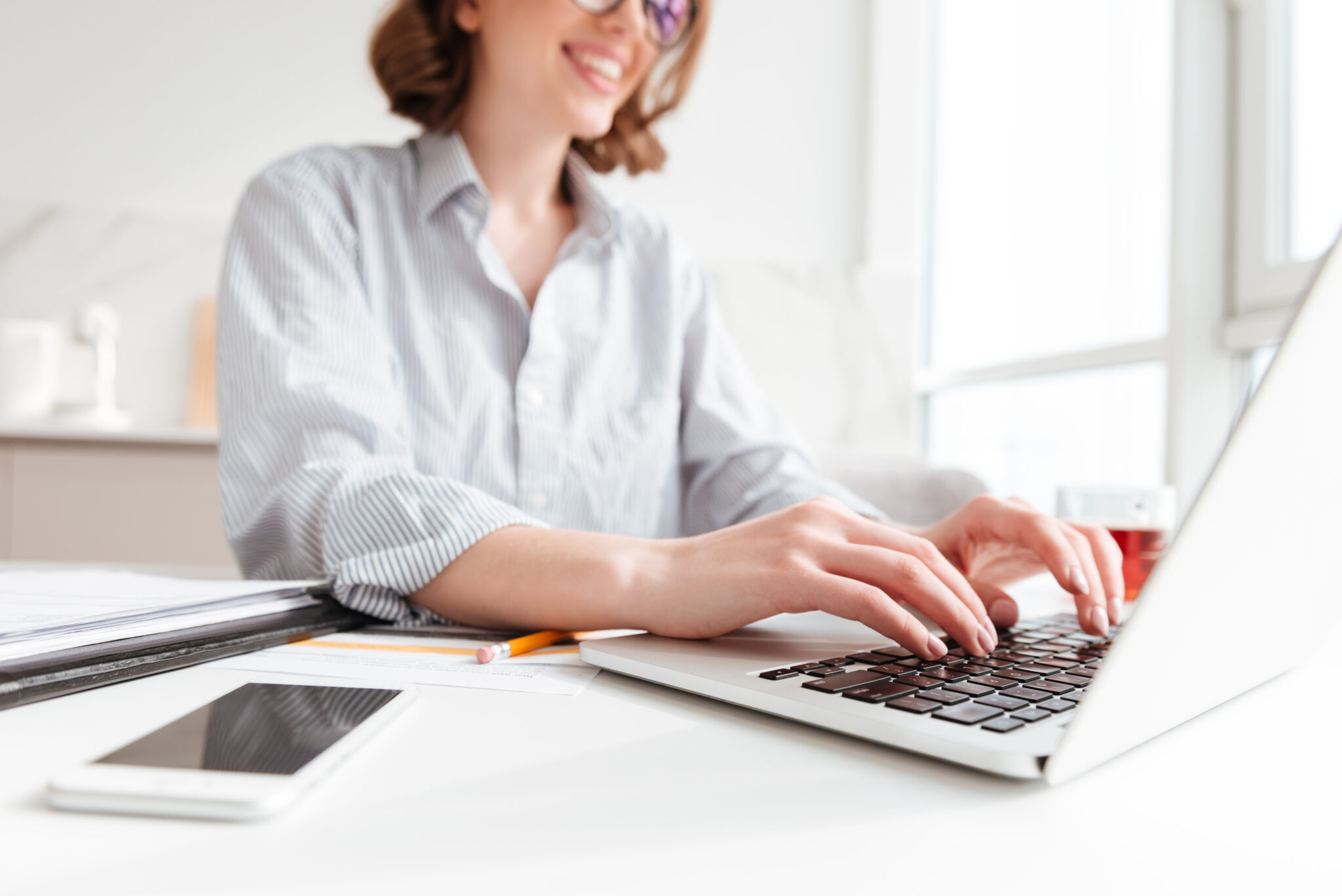 ตั้งชื่อ Email - brunette woman typing email laptop computer while sitting home selective focus hand scaled - ภาพที่ 3