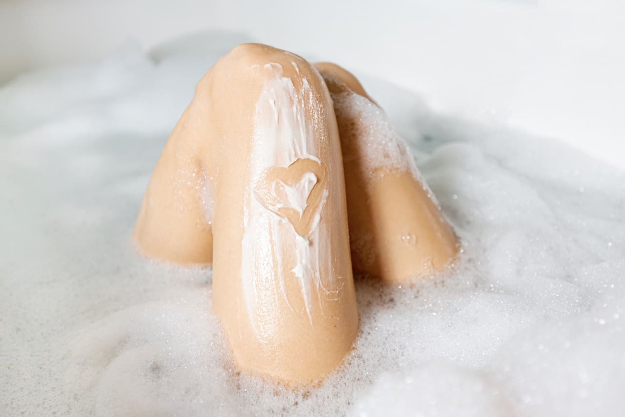 ครีมอาบน้ำ - close up legs bathtub with foam Large - ภาพที่ 3