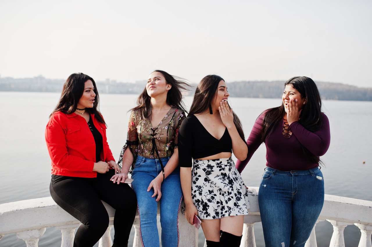 ไอเดียแต่งตัวสาวอวบ - group four happy pretty latino girls from ecuador posed against lake side Large - ภาพที่ 2
