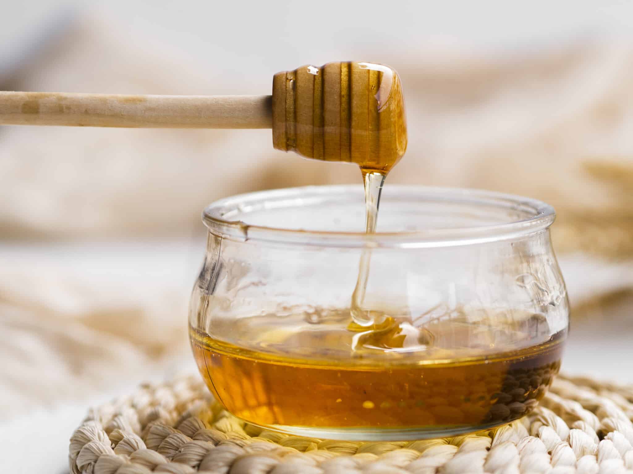อาหารบรรเทาอาการเจ็บคอ - natural honey pouring bowl scaled - ภาพที่ 13